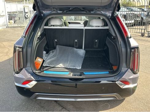 New 2026 Cadillac Optiq Luxury 1 image 31