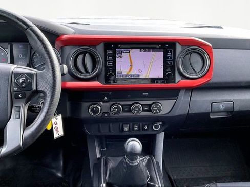 Used 2019 Toyota Tacoma TRD Sport image 9