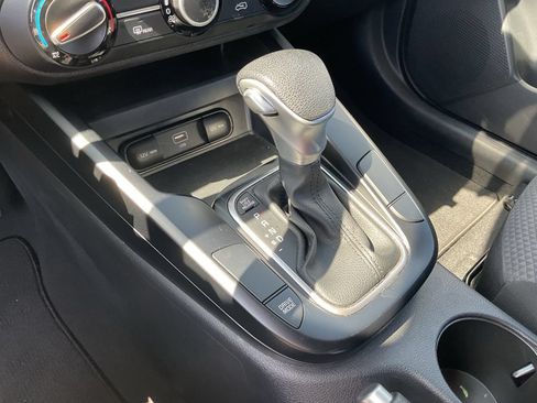 Used 2025 Kia Soul LX w/ LX Technology Package FWD image 23