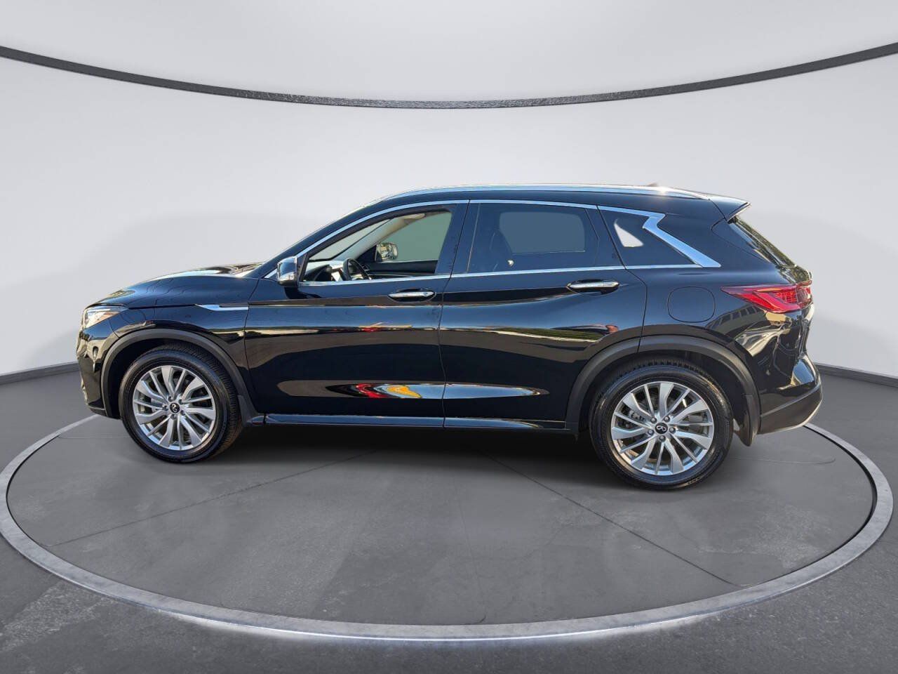 Used 2023 INFINITI QX50 Luxe AWD/4WD image 2