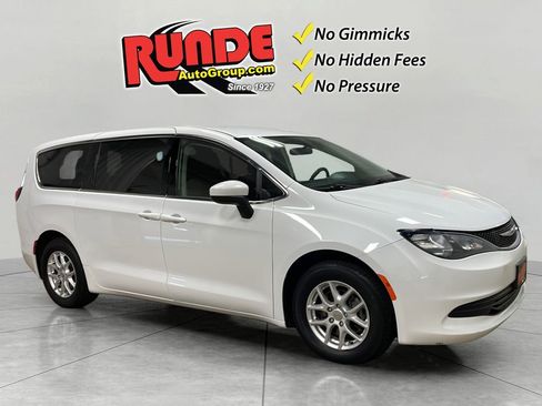 Used 2020 Chrysler Voyager LX image 7