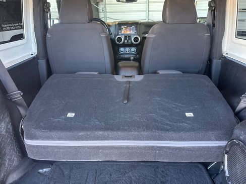 Used 2014 Jeep Wrangler Rubicon w/ Power Convenience Group AWD/4WD image 16