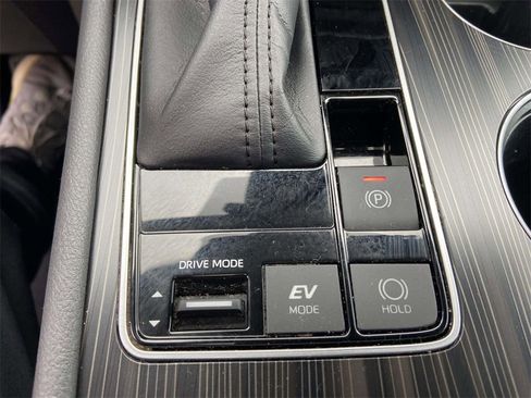 Used 2022 Toyota Sienna Limited image 25