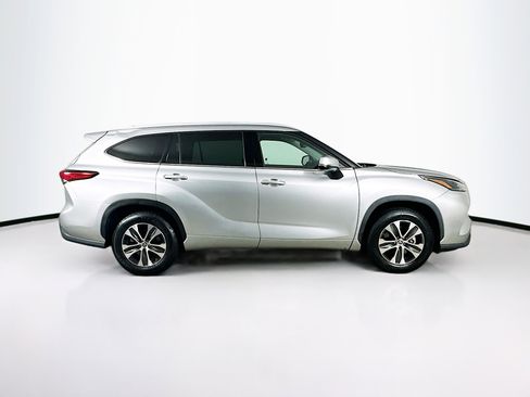 Used 2022 Toyota Highlander XLE image 10