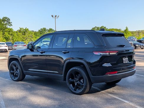 Used 2023 Jeep Grand Cherokee Limited w/ Luxury Tech Group II image 7