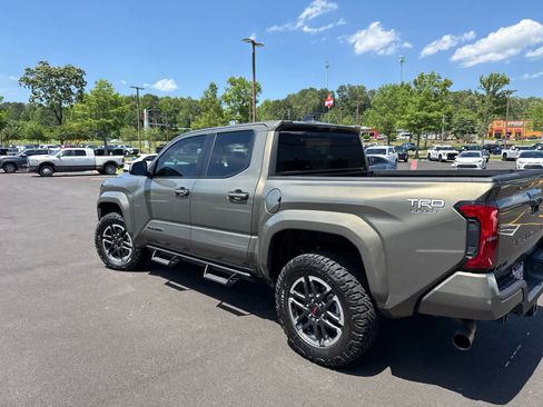 Used 2025 Toyota Tacoma TRD Sport AWD/4WD image 3