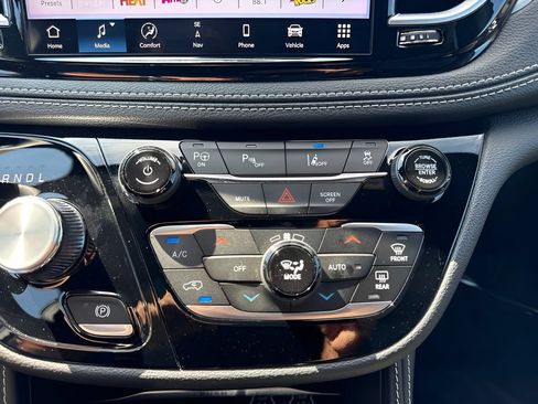Used 2024 Chrysler Pacifica Premium FWD image 19