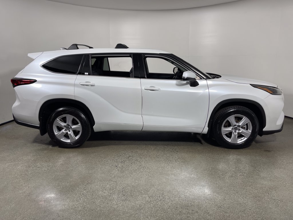 Certified 2022 Toyota Highlander LE FWD image 2