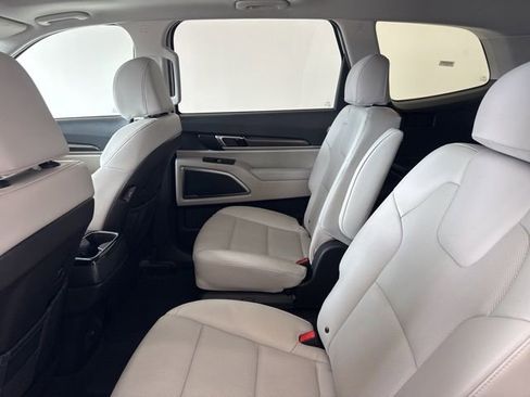 Used 2025 Kia Telluride S image 8