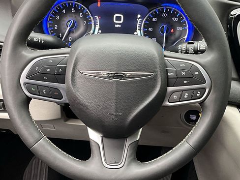 Used 2024 Chrysler Pacifica Touring-L FWD image 14