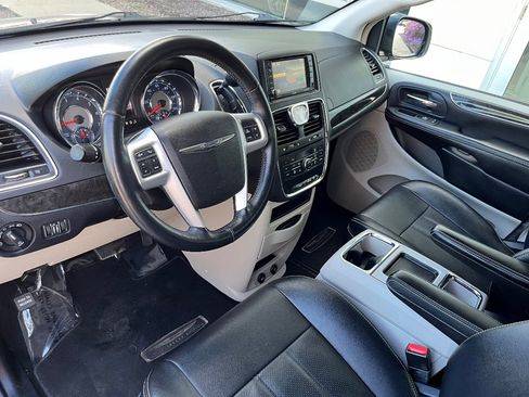 Used 2016 Chrysler Town & Country Touring-L image 15