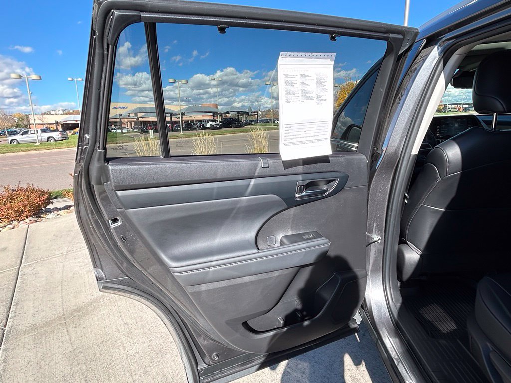 Used 2022 Toyota Highlander XLE FWD image 27