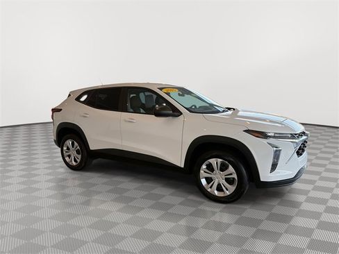 Certified 2025 Chevrolet Trax LS image 13