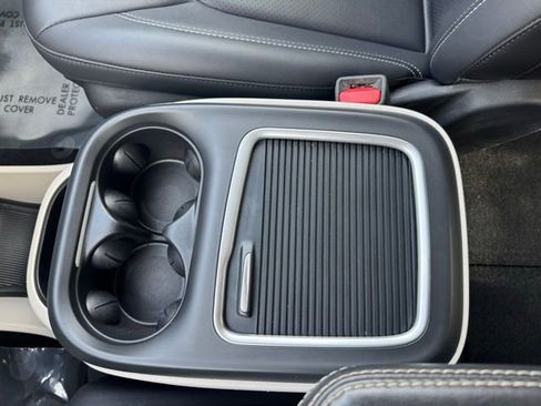 Used 2024 Chrysler Pacifica Touring-L image 26