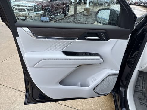 Used 2024 GMC Acadia Denali image 16