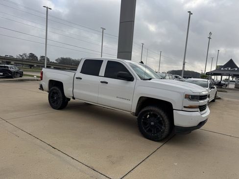 Used 2018 Chevrolet Silverado 1500 Custom w/ Custom Convenience Package image 11