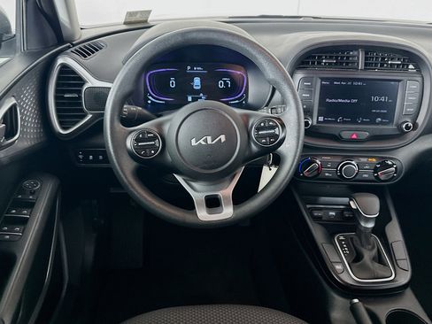 Used 2025 Kia Soul LX w/ LX Technology Package FWD image 17