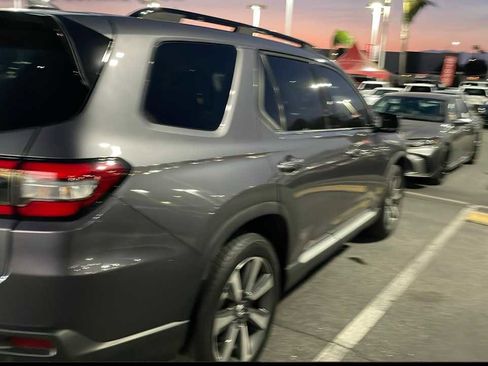 Used 2025 Honda Pilot Elite image 2