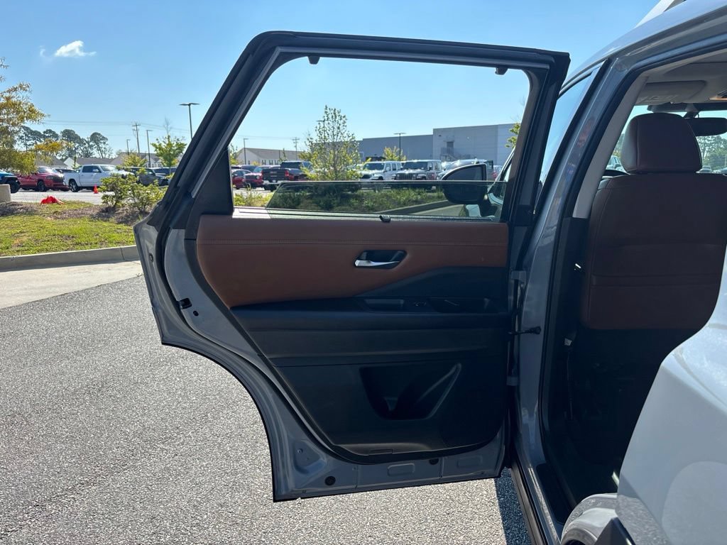 Used 2022 Nissan Pathfinder Platinum w/ Cargo Package AWD/4WD image 60