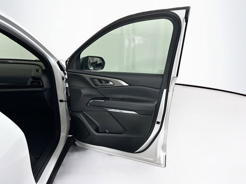 Used 2025 Chevrolet Traverse LT FWD image 34