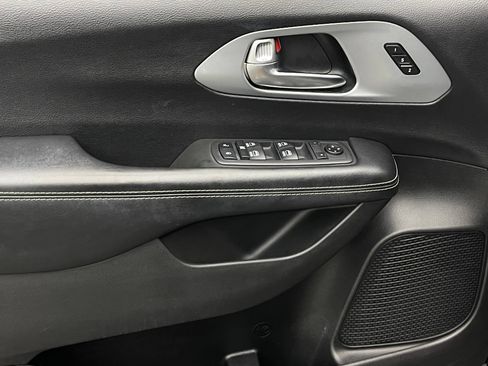 Used 2020 Chrysler Pacifica Touring-L Plus w/ S Appearance Package FWD image 16
