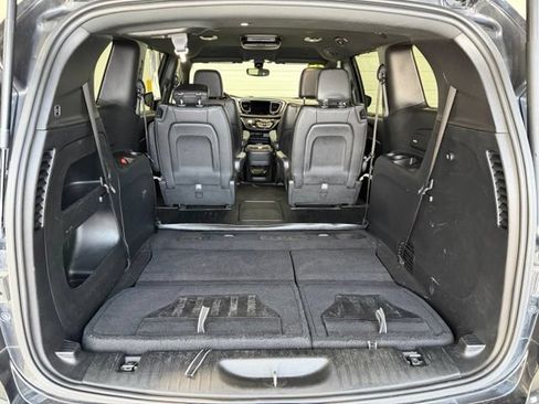 Used 2018 Chrysler Pacifica Touring-L w/ Premium Audio Group FWD image 33