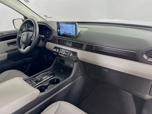 Certified 2025 Honda Pilot Touring image 39