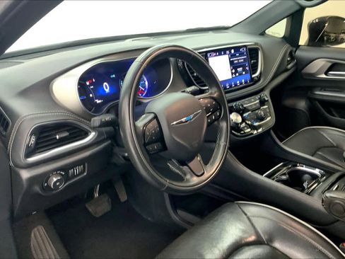 Used 2021 Chrysler Pacifica Limited w/ Uconnect Theater Family Group image 18