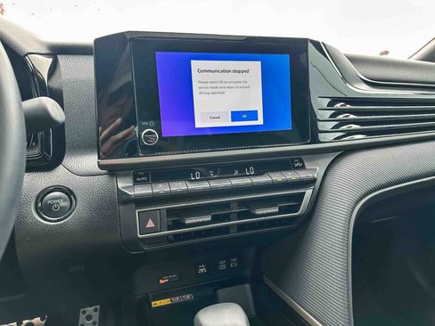 Used 2025 Toyota Camry SE w/ Convenience Package image 30