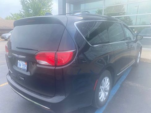 Used 2019 Chrysler Pacifica Touring-L FWD image 7