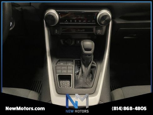 Used 2022 Toyota RAV4 LE AWD/4WD image 11