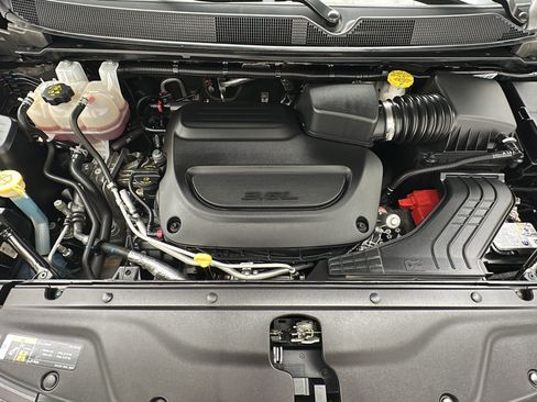 Used 2025 Chrysler Pacifica Limited FWD image 23