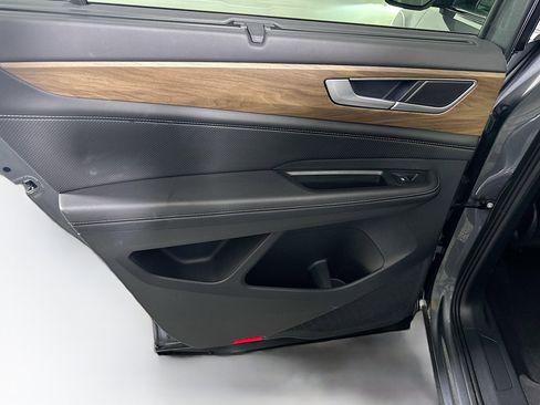 Used 2025 Volkswagen Atlas SE image 26