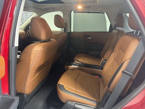Used 2024 Nissan Pathfinder Platinum image 17