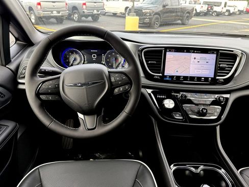 New 2026 Chrysler Pacifica Limited w/ S Appearance Package image 17