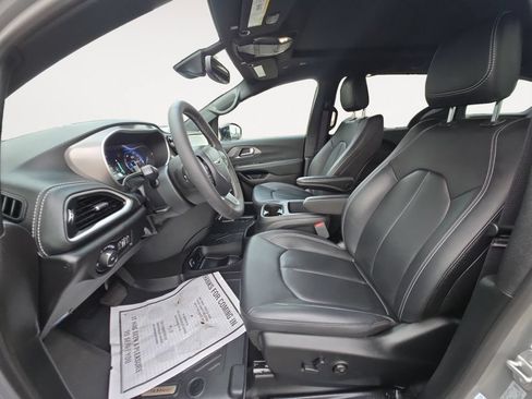 Used 2025 Chrysler Pacifica Select AWD/4WD image 10