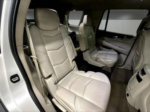 Used 2015 Cadillac Escalade Luxury AWD/4WD image 25