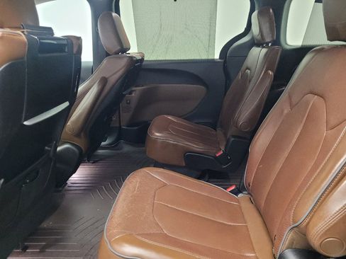 Used 2017 Chrysler Pacifica Limited FWD image 18