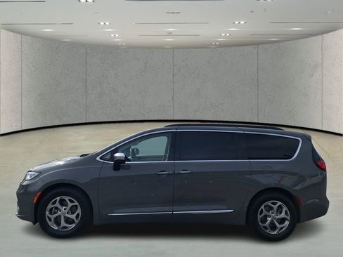 Used 2023 Chrysler Pacifica Limited FWD image 2