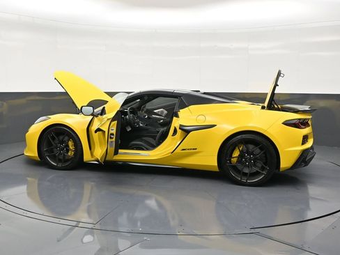 Used 2025 Chevrolet Corvette Z06 RWD image 30