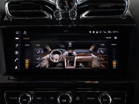 Used 2022 Bentley Bentayga AWD/4WD image 29