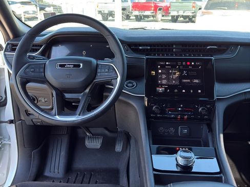 Used 2024 Jeep Grand Cherokee L Altitude image 25