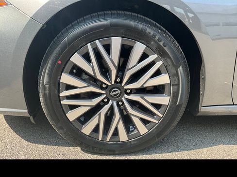 Used 2024 Nissan Altima 2.5 SV FWD image 15