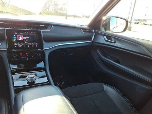 Used 2024 Jeep Grand Cherokee L Laredo image 10