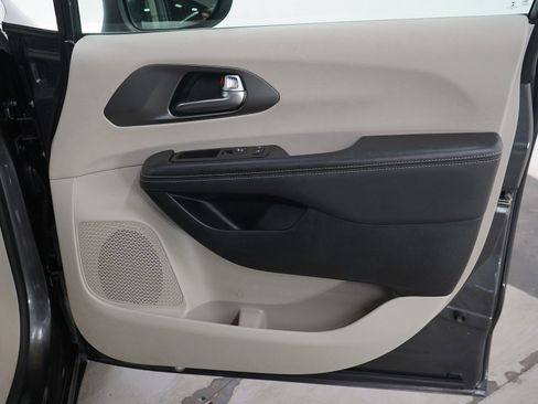 Used 2023 Chrysler Pacifica Touring-L FWD image 9