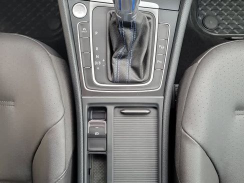 Used 2019 Volkswagen e-Golf SEL Premium image 18