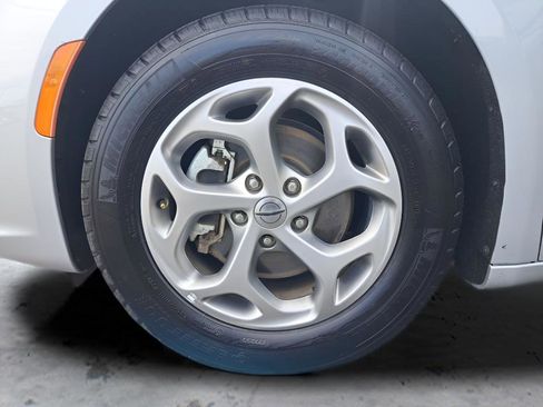 Used 2024 Chrysler Pacifica Limited FWD image 9