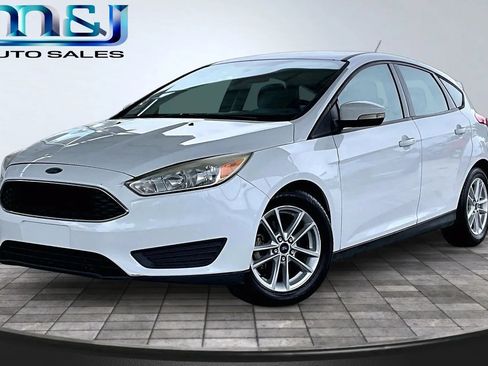 Used 2017 Ford Focus SE FWD image 1