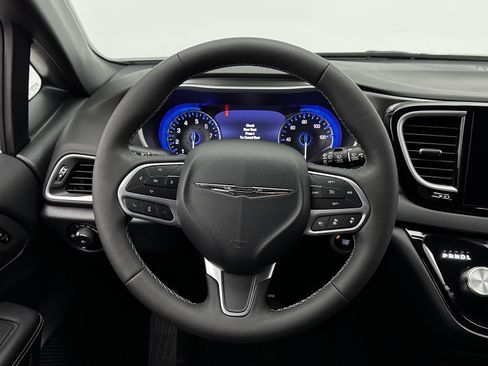 Used 2025 Chrysler Pacifica Select image 27