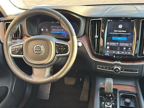 Certified 2024 Volvo XC60 B5 Plus AWD/4WD image 7